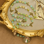 Rosario de Corazón Verde y Mariposa, Pulsera: Devoción y Espiritualidad Artística