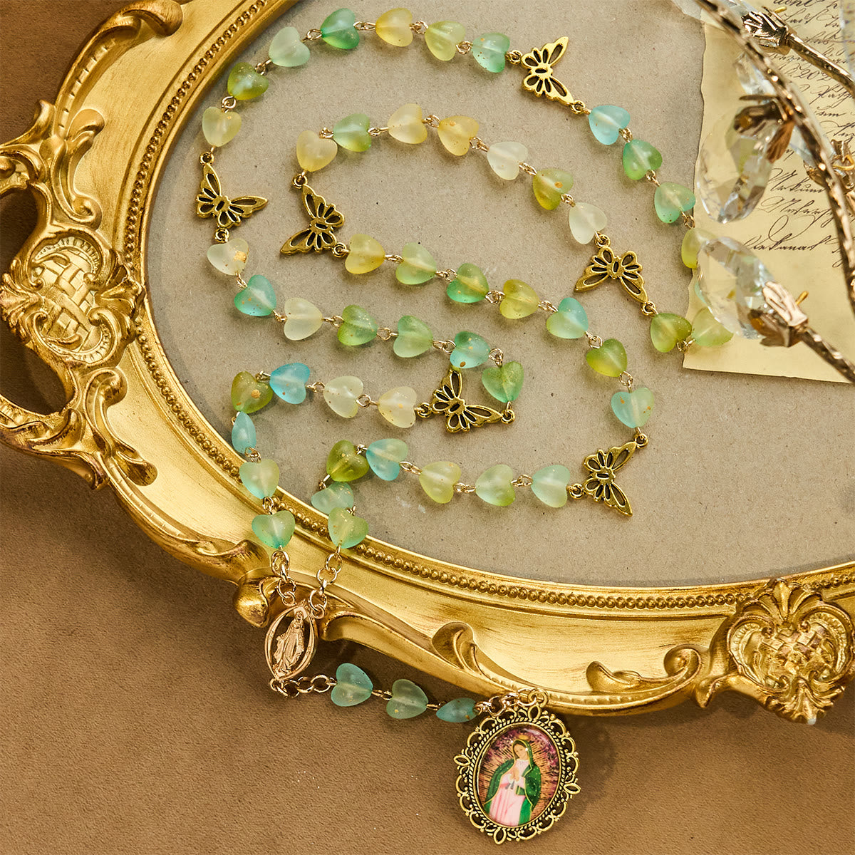 Rosario de Corazón Verde y Mariposa, Pulsera: Devoción y Espiritualidad Artística
