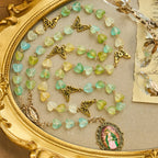 Rosario de Corazón Verde y Mariposa, Pulsera: Devoción y Espiritualidad Artística