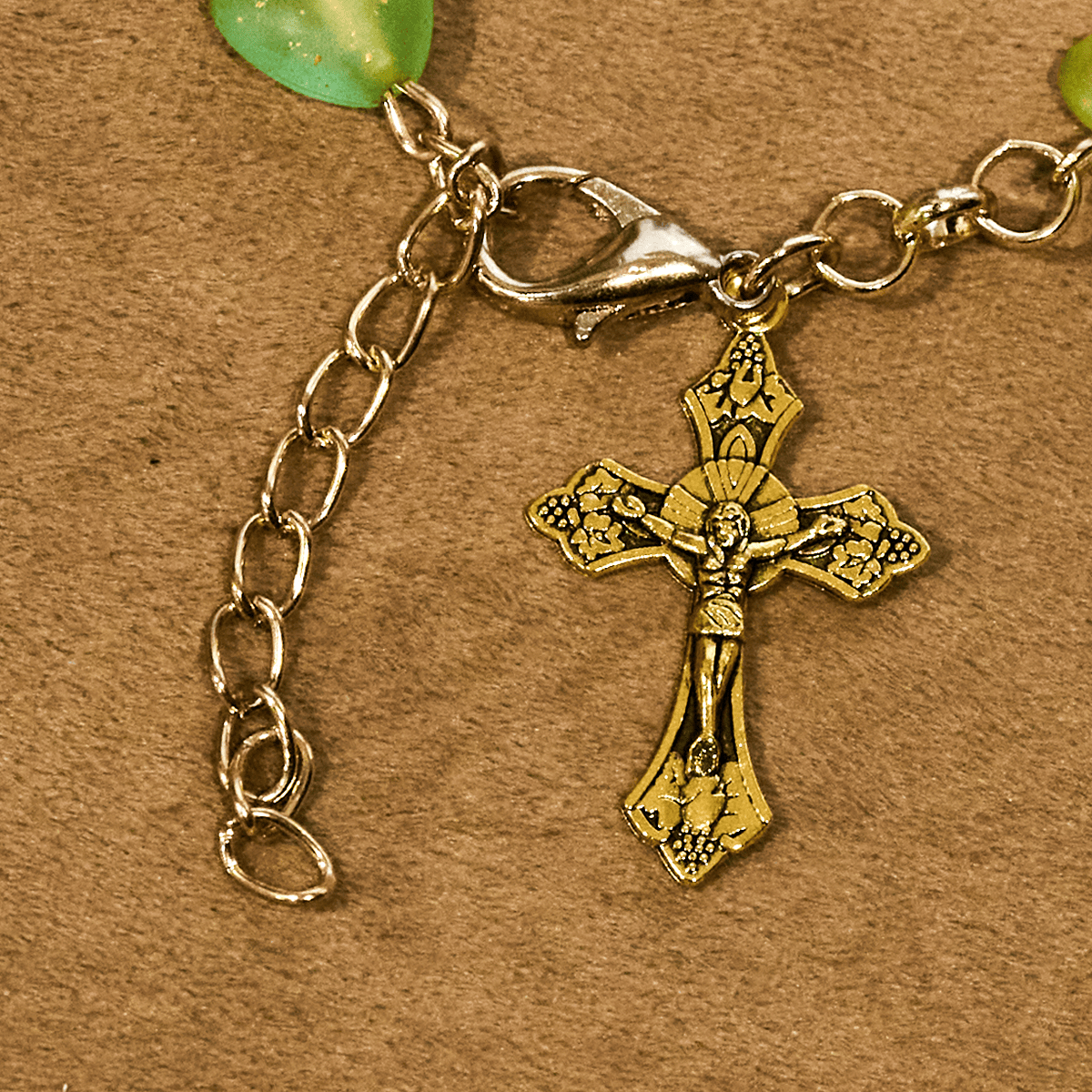 Rosario de Corazón Verde y Mariposa, Pulsera: Devoción y Espiritualidad Artística