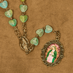 Rosario de Corazón Verde y Mariposa, Pulsera: Devoción y Espiritualidad Artística