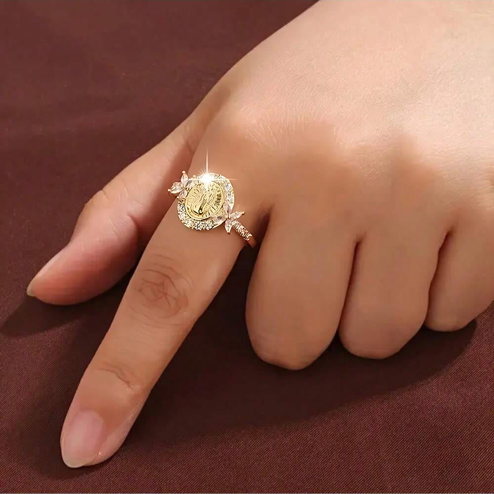 Anillo Emblema de la Virgen María Elegante: Detalle Sagrado para la Devoción Diaria