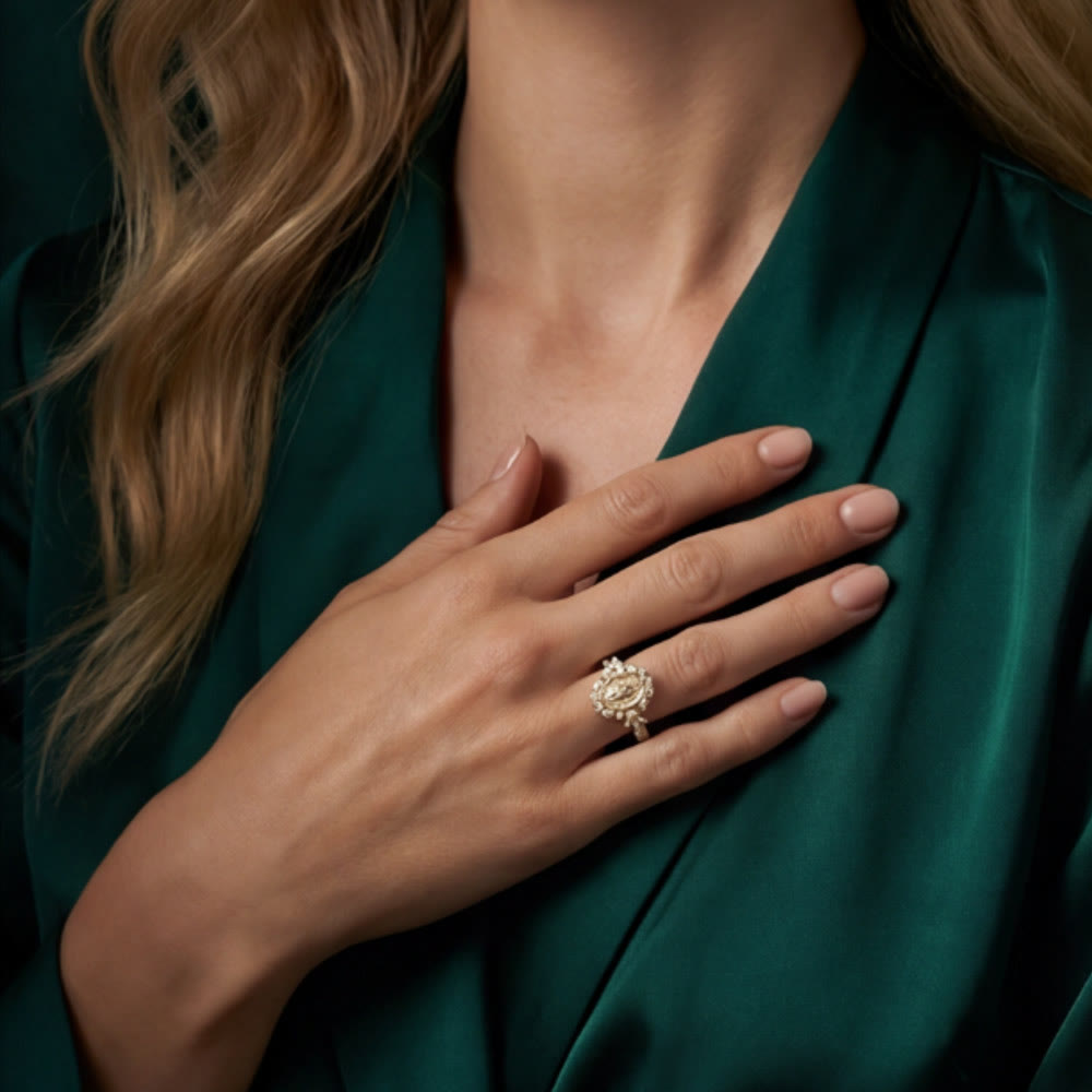 Anillo Emblema de la Virgen María Elegante: Detalle Sagrado para la Devoción Diaria