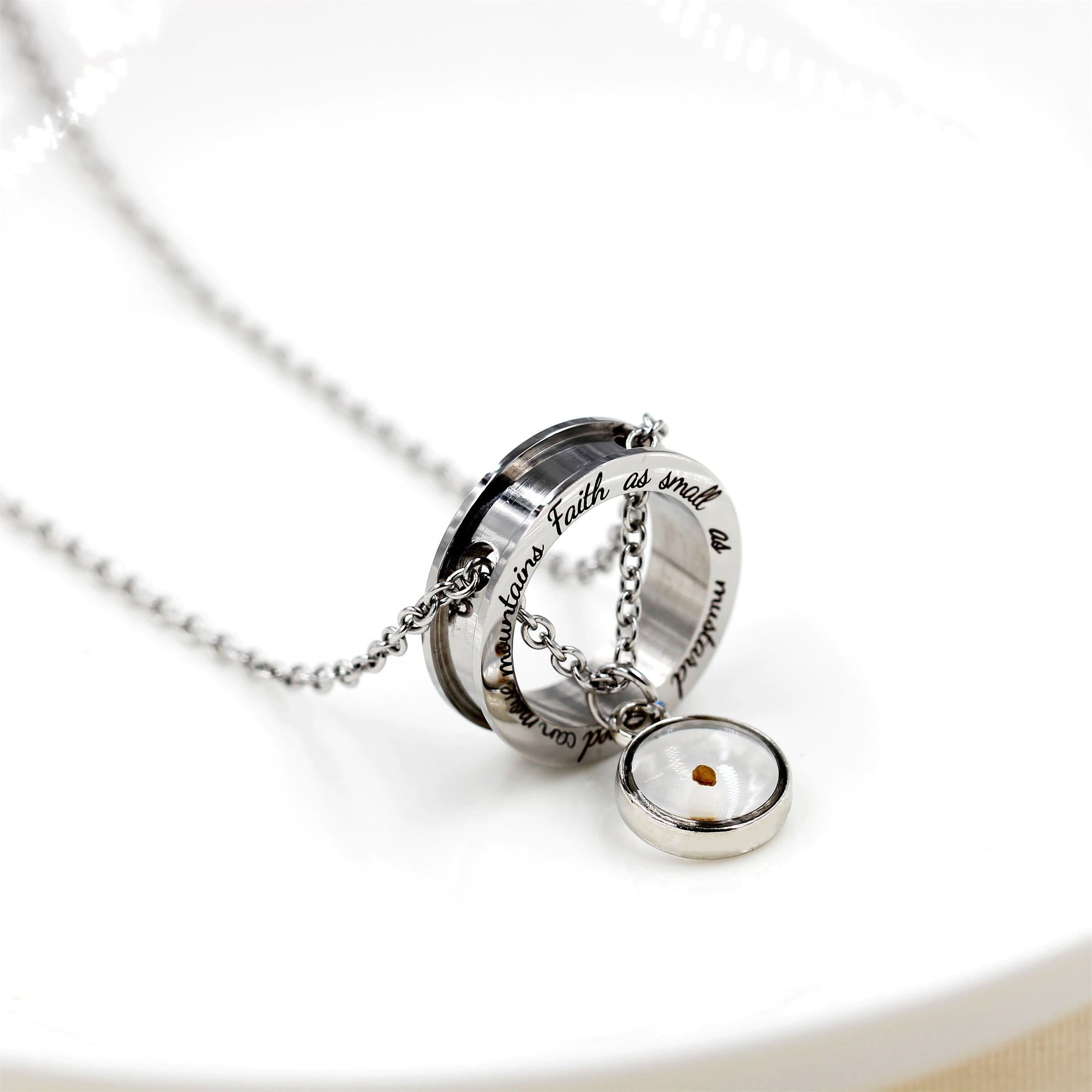 Collar de Fe como Semilla de Mostaza: Encantos Variados y Símbolo Sagrado para Uso Diario