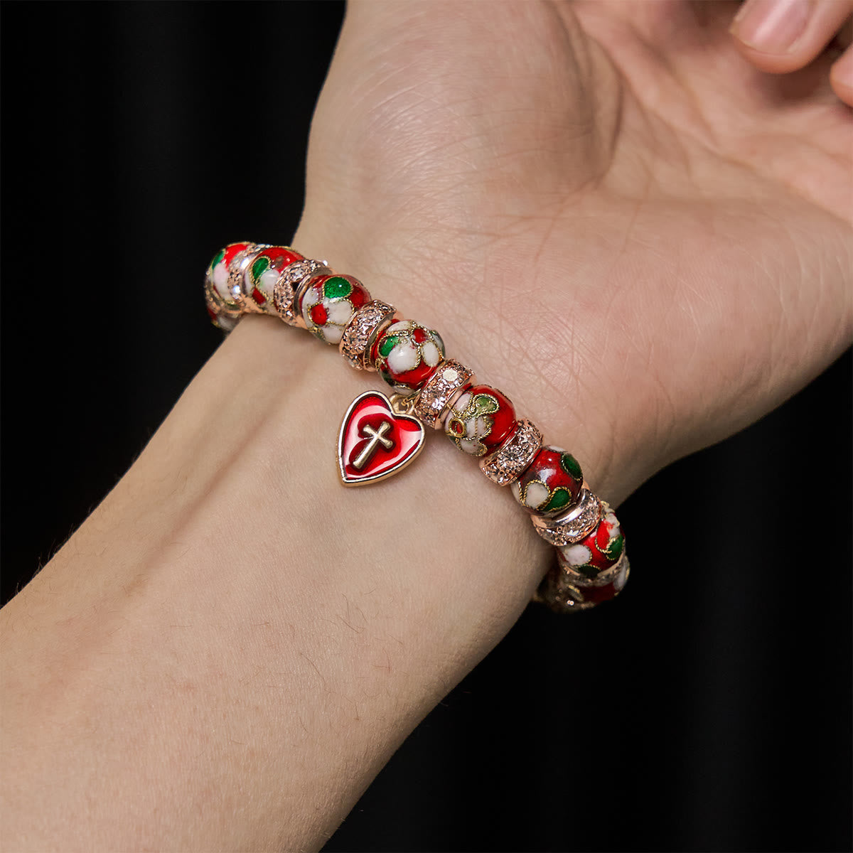 Pulsera de cuentas rojas de esmalte con colgante de corazón cruzado