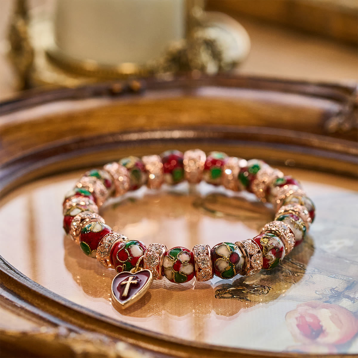 Pulsera de cuentas rojas de esmalte con colgante de corazón cruzado
