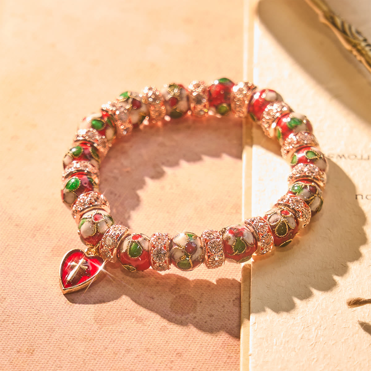 Pulsera de cuentas rojas de esmalte con colgante de corazón cruzado