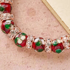 Pulsera de cuentas rojas de esmalte con colgante de corazón cruzado