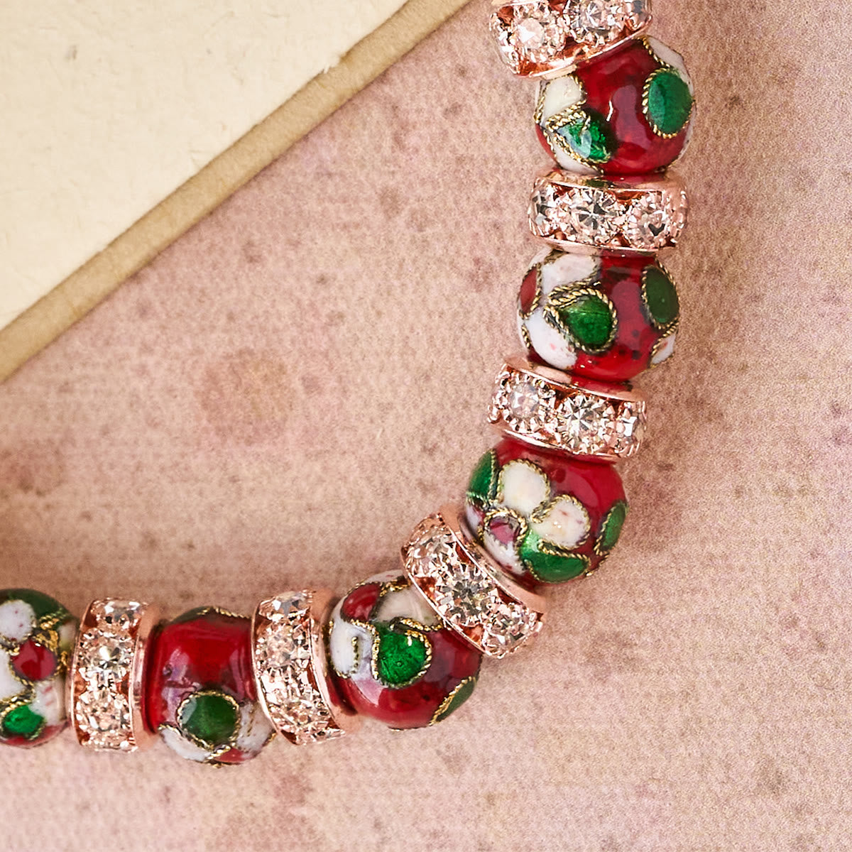 Pulsera de cuentas rojas de esmalte con colgante de corazón cruzado