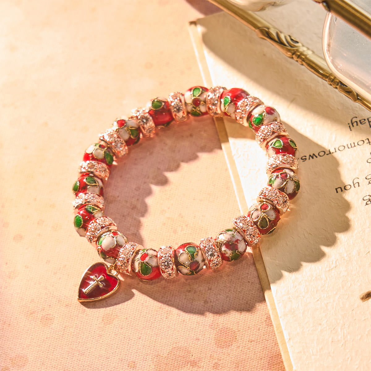 Pulsera de cuentas rojas de esmalte con colgante de corazón cruzado