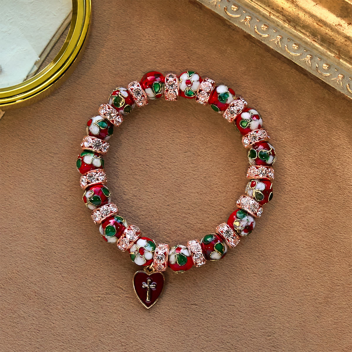 Pulsera de cuentas rojas de esmalte con colgante de corazón cruzado