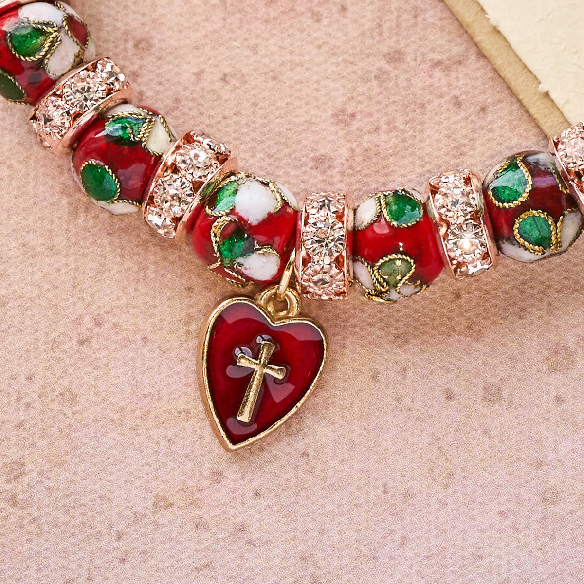 Pulsera de cuentas rojas de esmalte con colgante de corazón cruzado