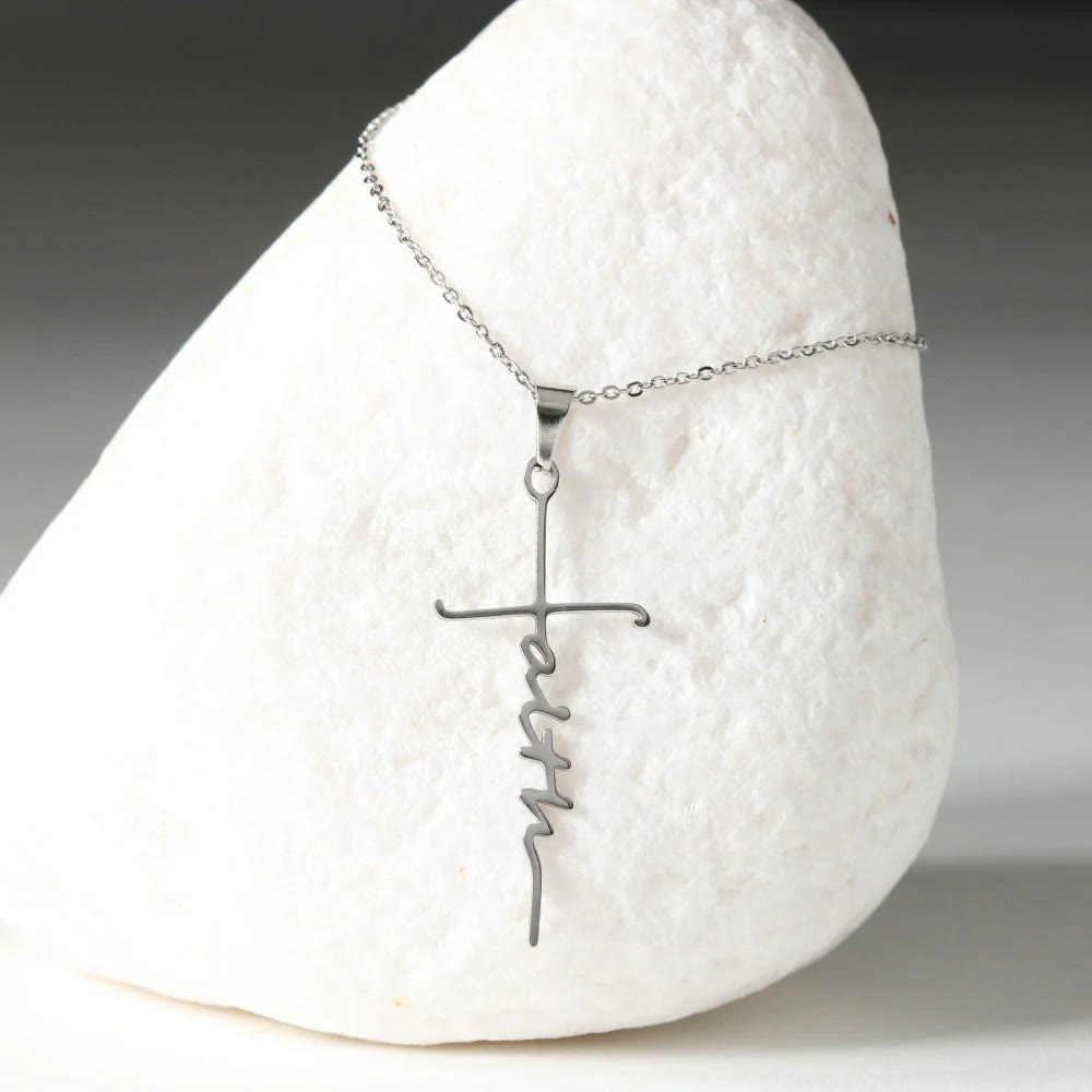 Cruz de Fe Elegante y Escrita: Encanto de Creencia Suave y Joyería para Uso Diario