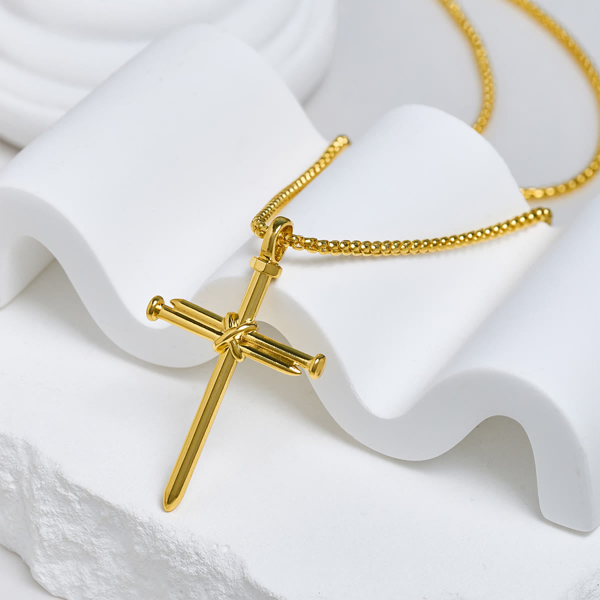 Collar con Colgante de Cruz de Uñas en 3 Colores: Suave Recordatorio de Fe para la Vida Diaria