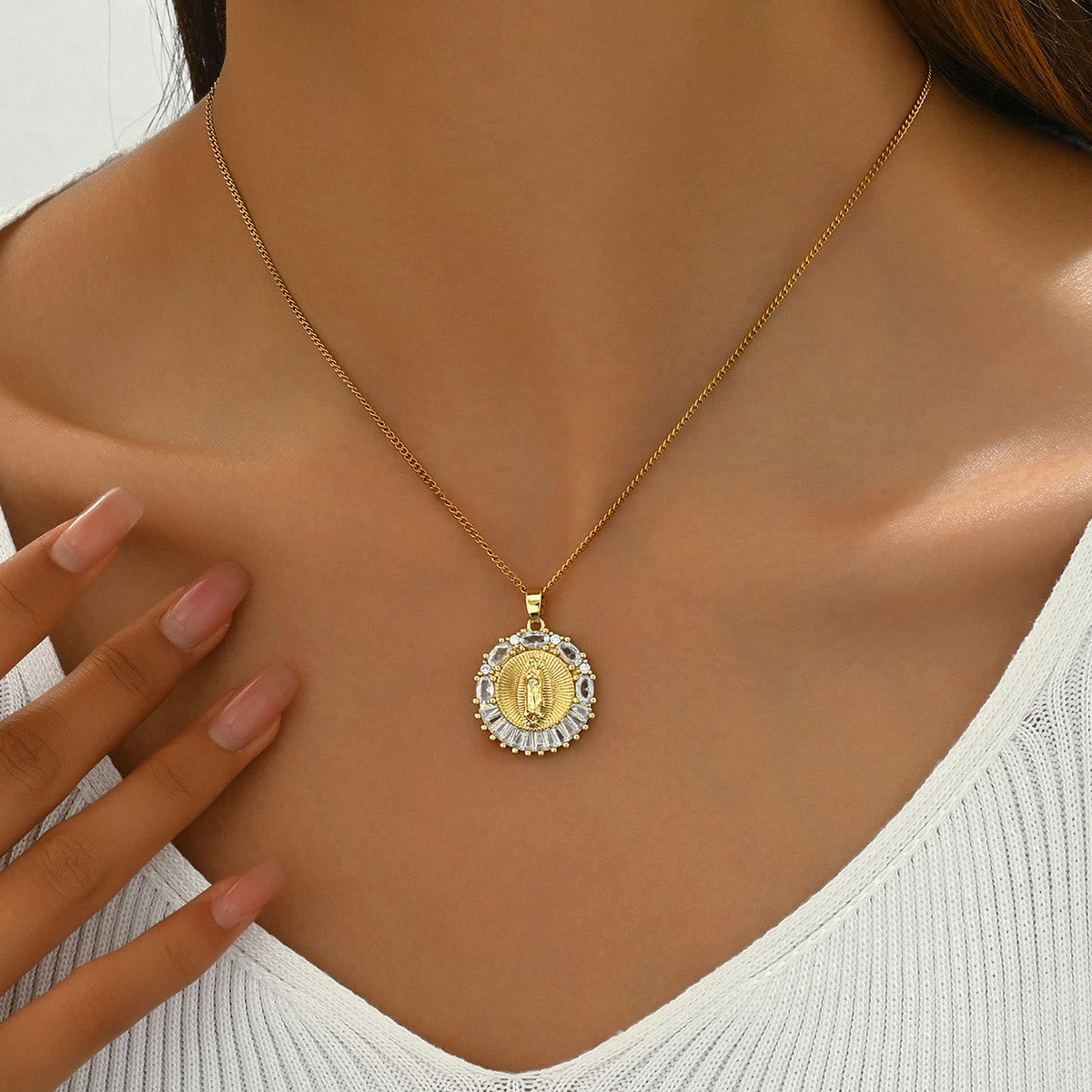 Collar Medallón de la Santa Madre: Presencia Sagrada para Cada Momento