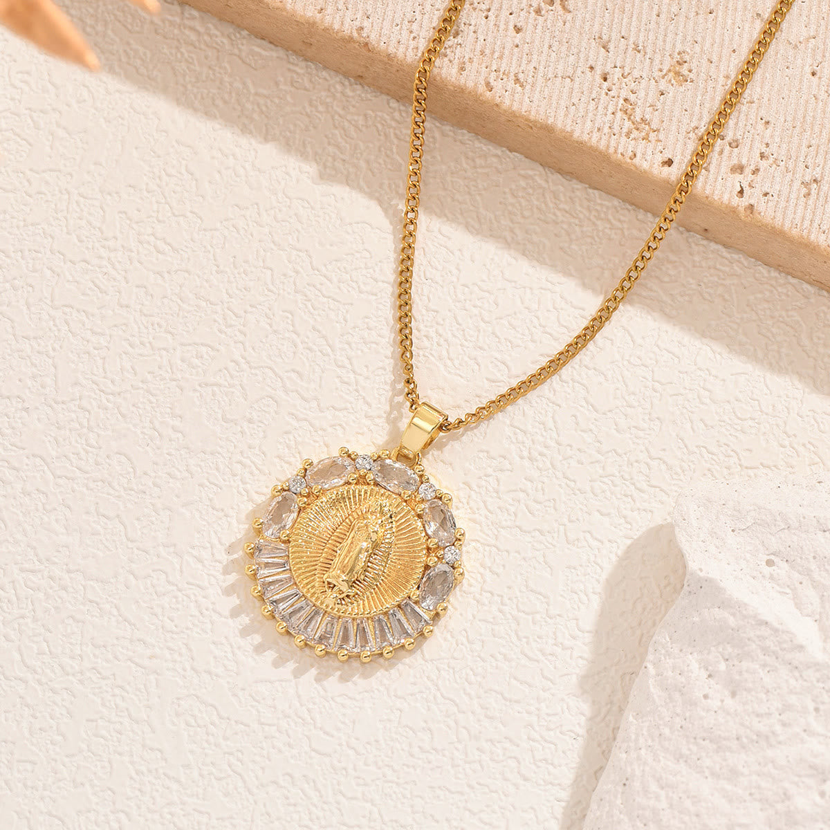 Collar Medallón de la Santa Madre: Presencia Sagrada para Cada Momento
