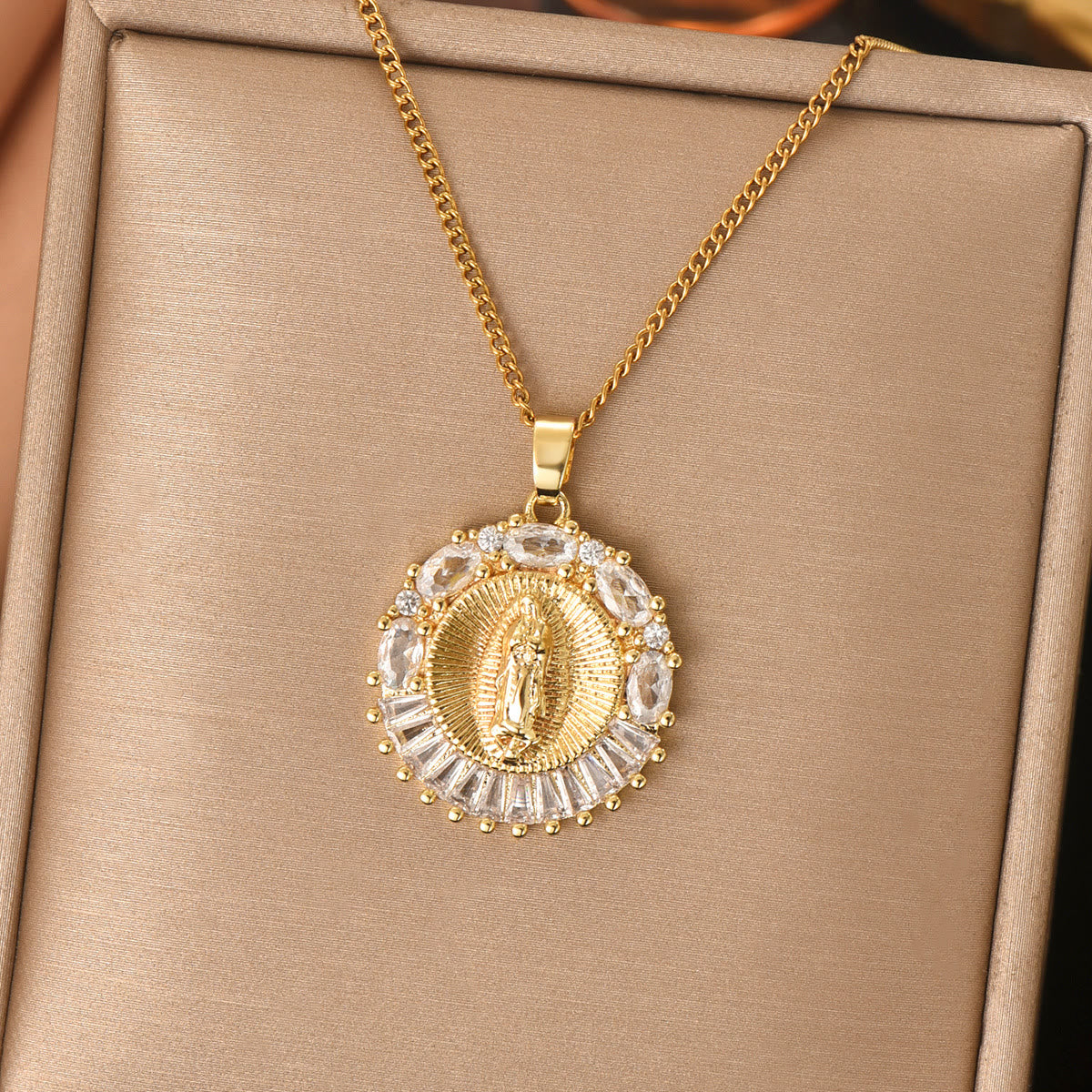 Collar Medallón de la Santa Madre: Presencia Sagrada para Cada Momento