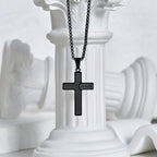 Collar Minimalista con Cruz y Detalle "JESÚS": Expresión Sutil de Fe
