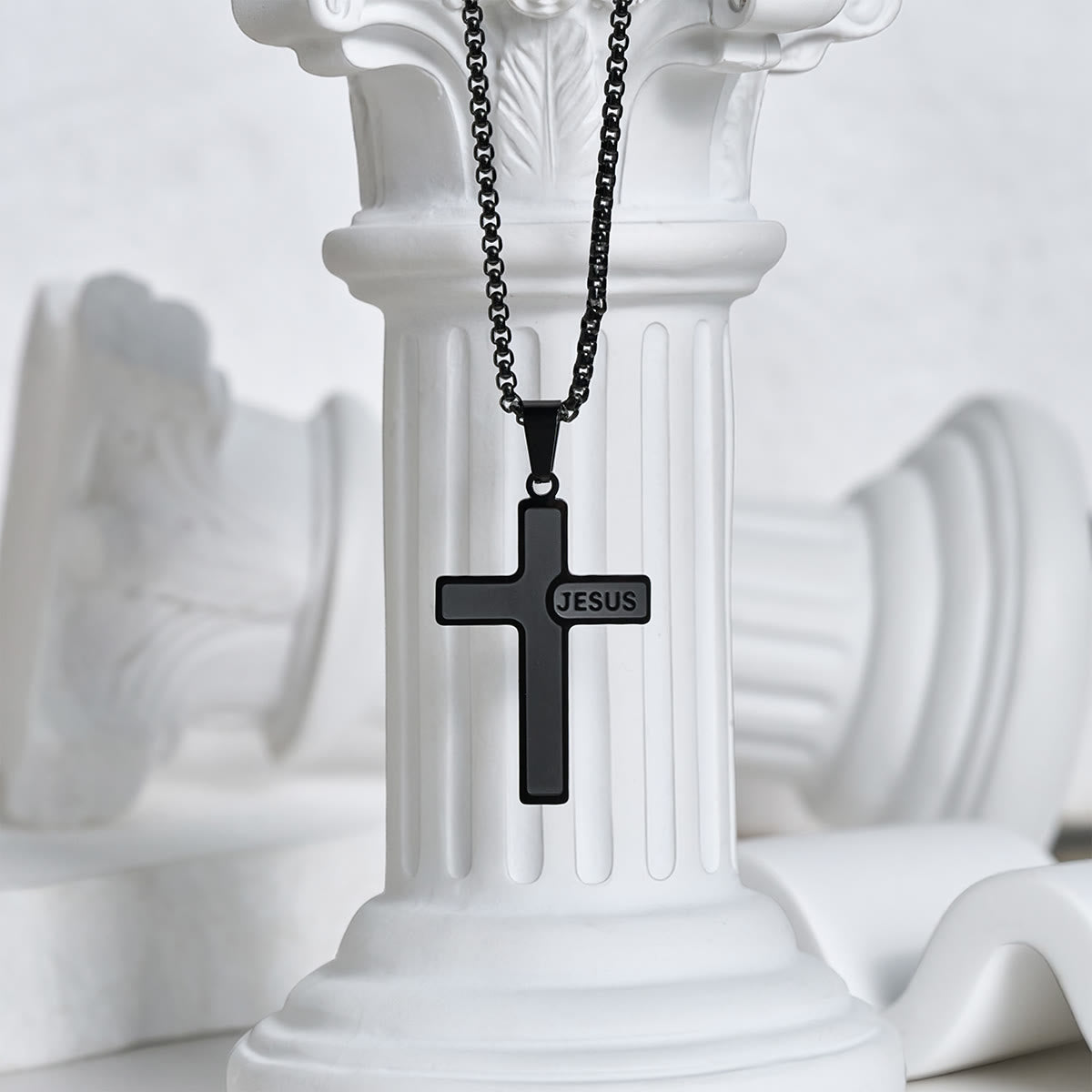 Collar Minimalista con Cruz y Detalle "JESÚS": Expresión Sutil de Fe