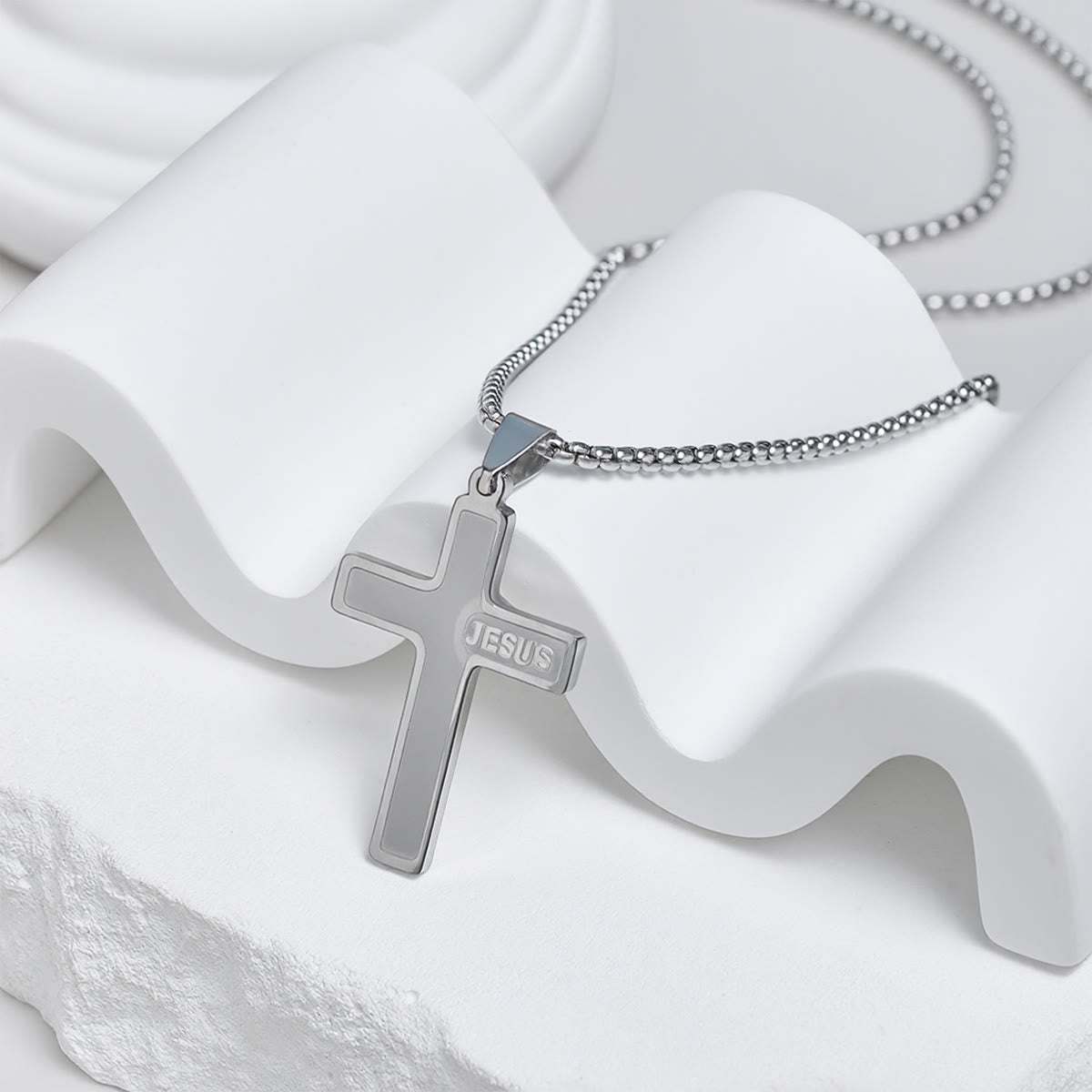 Collar Minimalista con Cruz y Detalle "JESÚS": Expresión Sutil de Fe