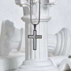 Collar Minimalista con Cruz y Detalle "JESÚS": Expresión Sutil de Fe