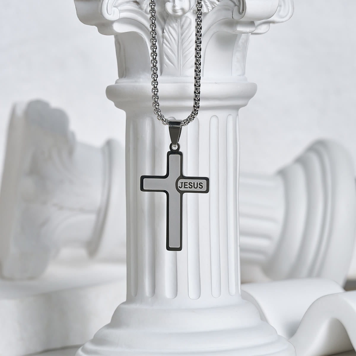 Collar Minimalista con Cruz y Detalle "JESÚS": Expresión Sutil de Fe