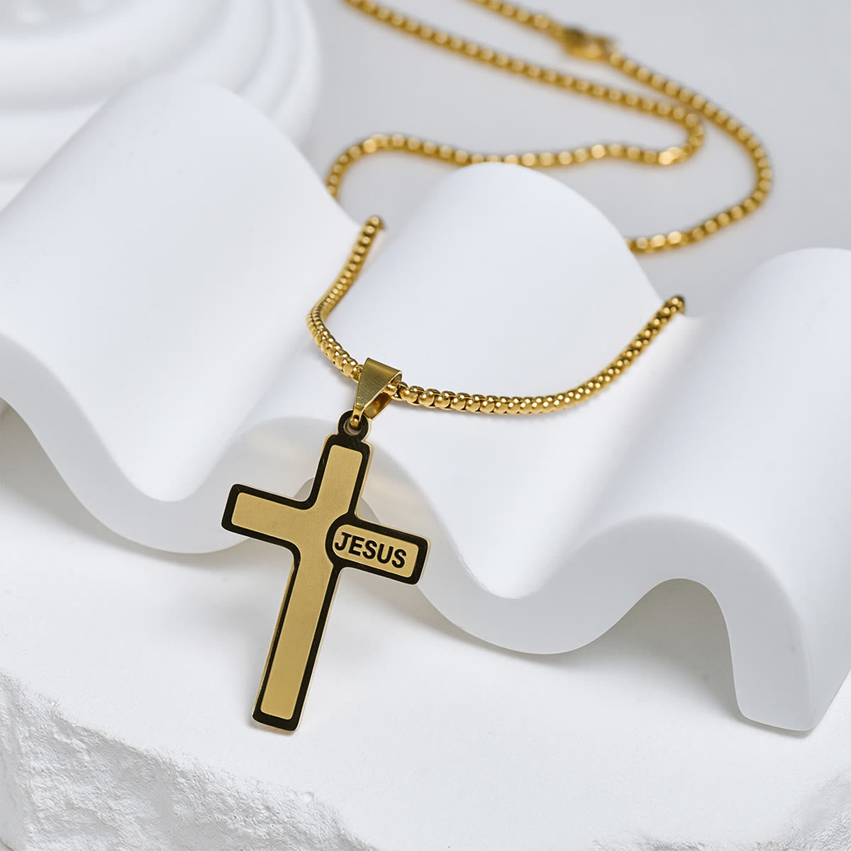 Collar Minimalista con Cruz y Detalle "JESÚS": Expresión Sutil de Fe