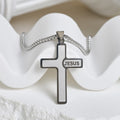 Collar Minimalista con Cruz y Detalle "JESÚS": Expresión Sutil de Fe