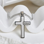 Collar Minimalista con Cruz y Detalle "JESÚS": Expresión Sutil de Fe