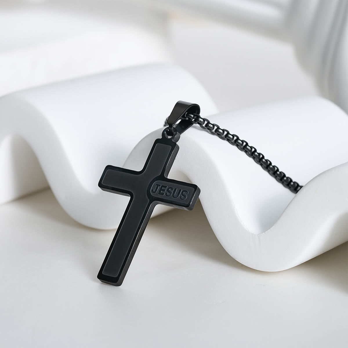 Collar Minimalista con Cruz y Detalle "JESÚS": Expresión Sutil de Fe