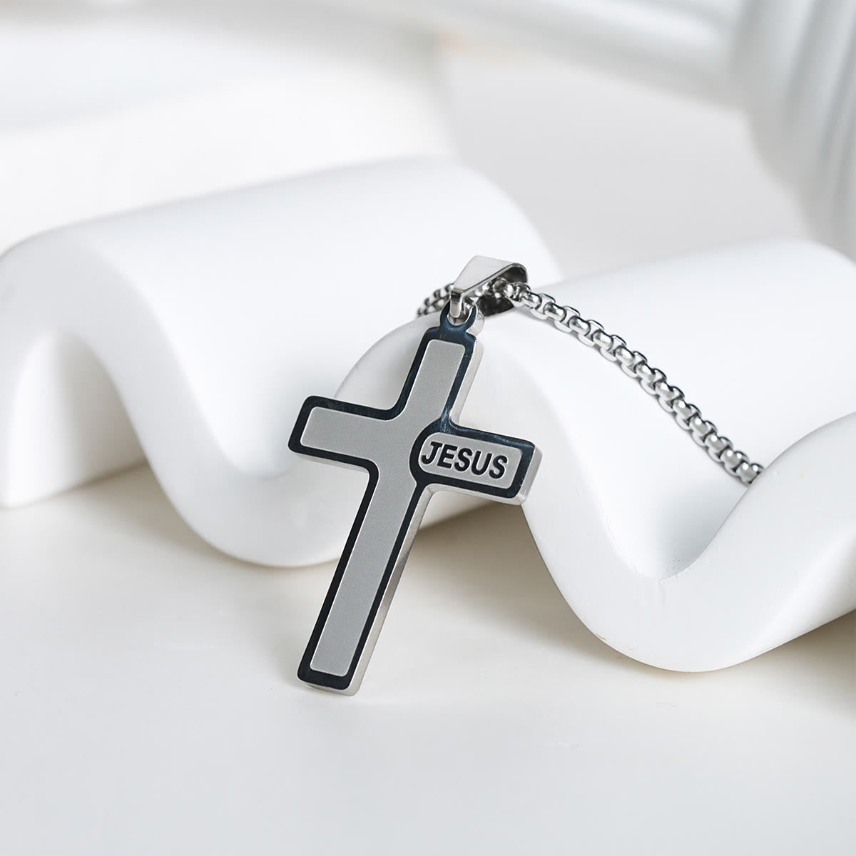 Collar Minimalista con Cruz y Detalle "JESÚS": Expresión Sutil de Fe