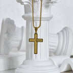 Collar Minimalista con Cruz y Detalle "JESÚS": Expresión Sutil de Fe