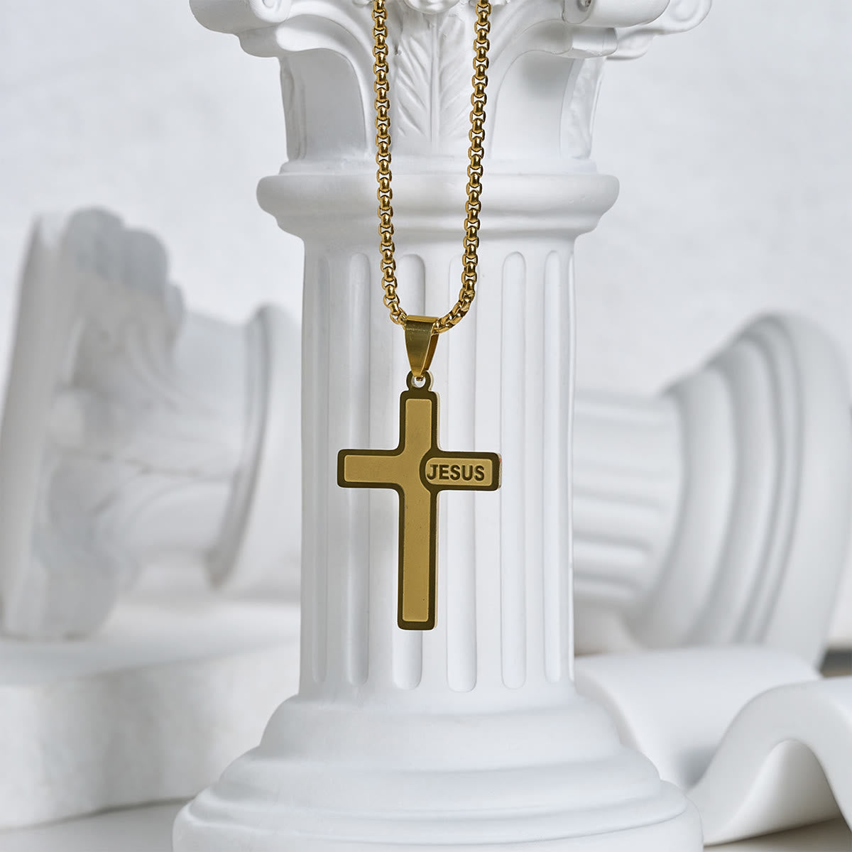 Collar Minimalista con Cruz y Detalle "JESÚS": Expresión Sutil de Fe