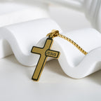 Collar Minimalista con Cruz y Detalle "JESÚS": Expresión Sutil de Fe