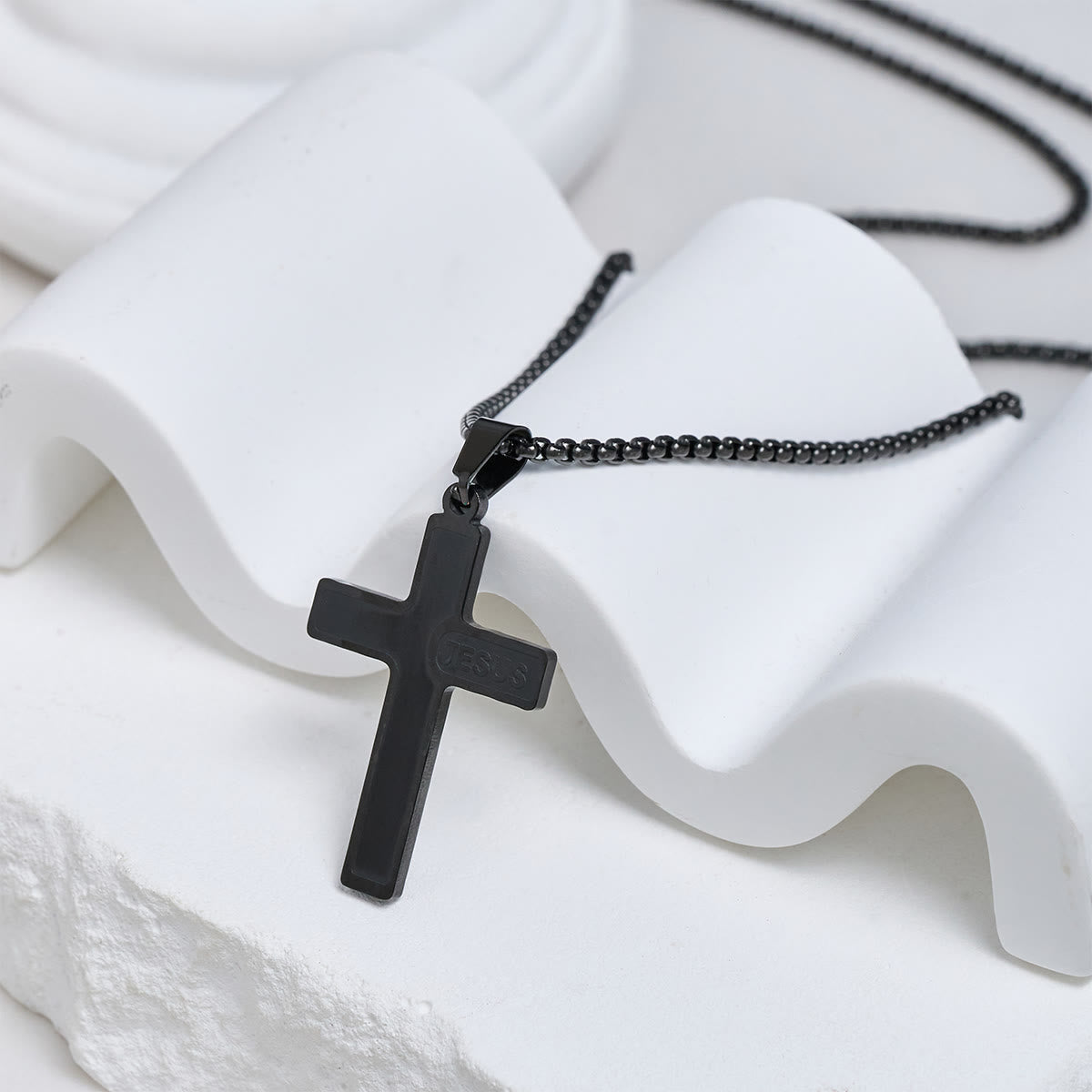 Collar Minimalista con Cruz y Detalle "JESÚS": Expresión Sutil de Fe