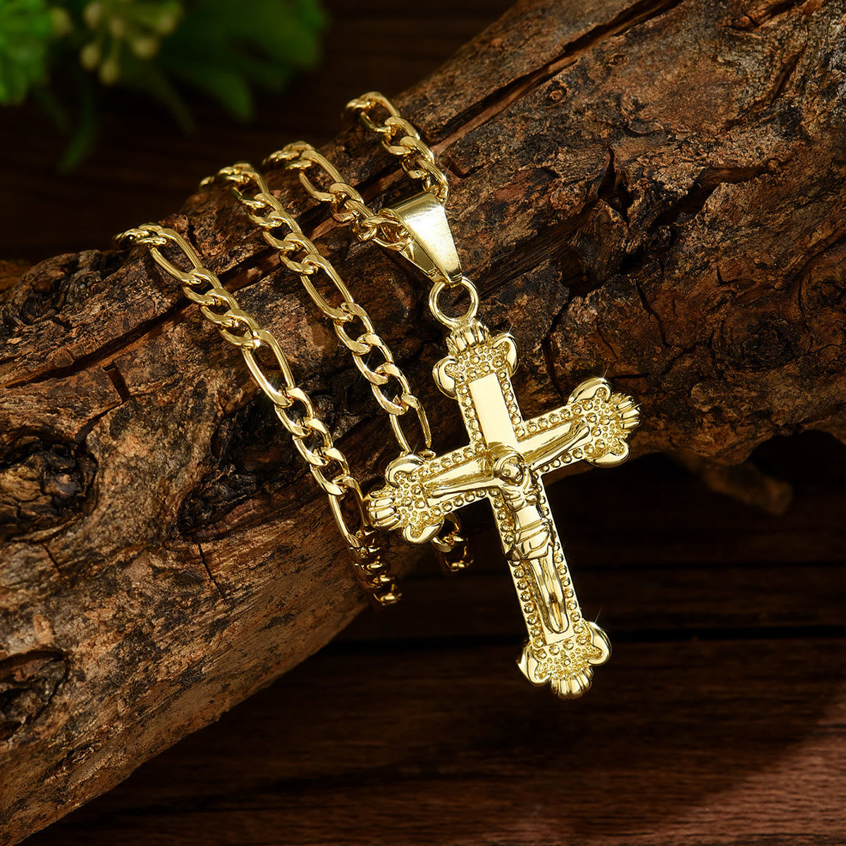Collar de Crucifijo Sagrado de 4 Estilos: Diseño Elegante y Recordatorio de Fe para Cada Día