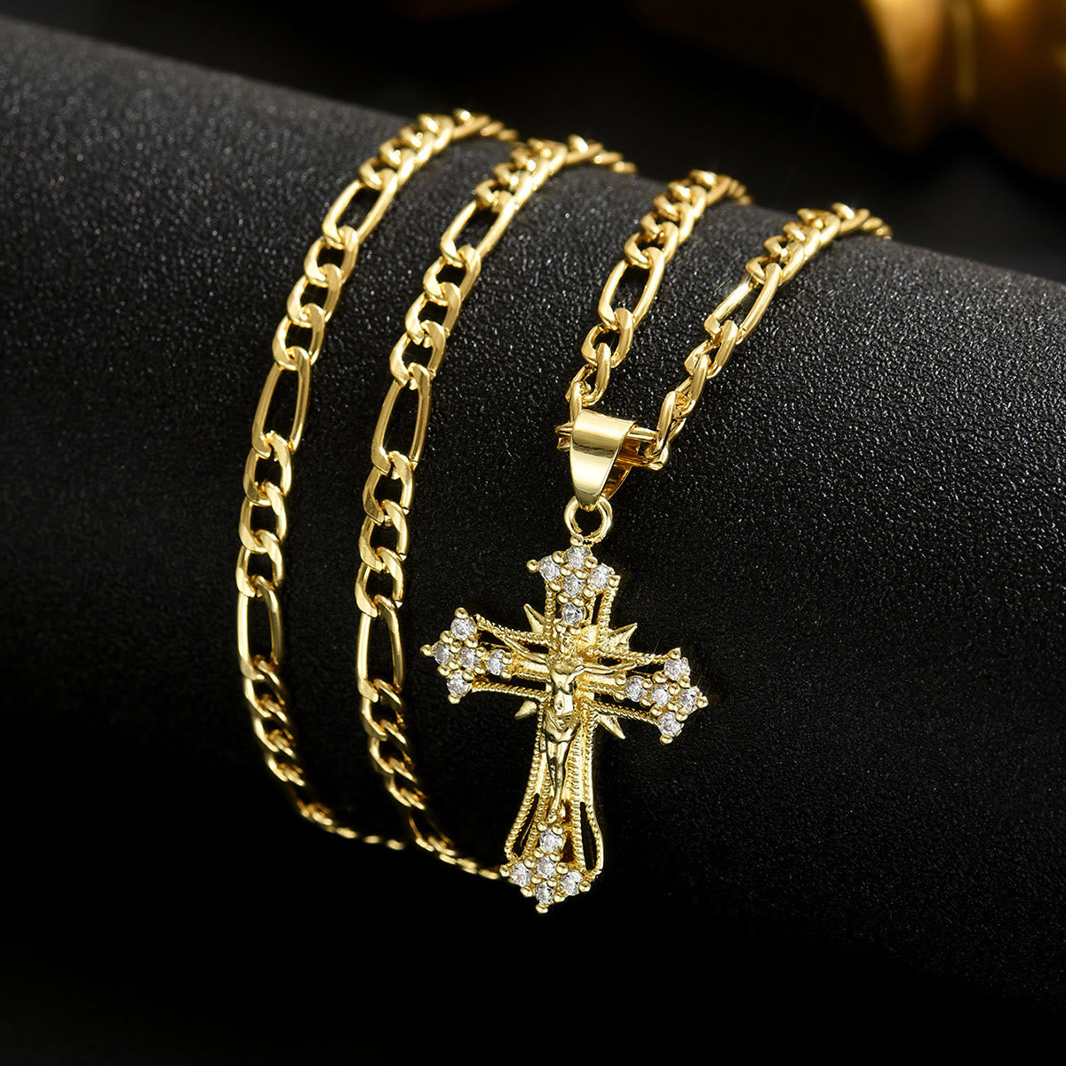Collar de Crucifijo Sagrado de 4 Estilos: Diseño Elegante y Recordatorio de Fe para Cada Día