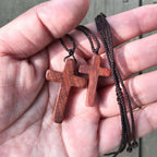 Collar de Cruz de Sándalo Rojo Hecho a Mano — Devoción Simple, Uso Diario