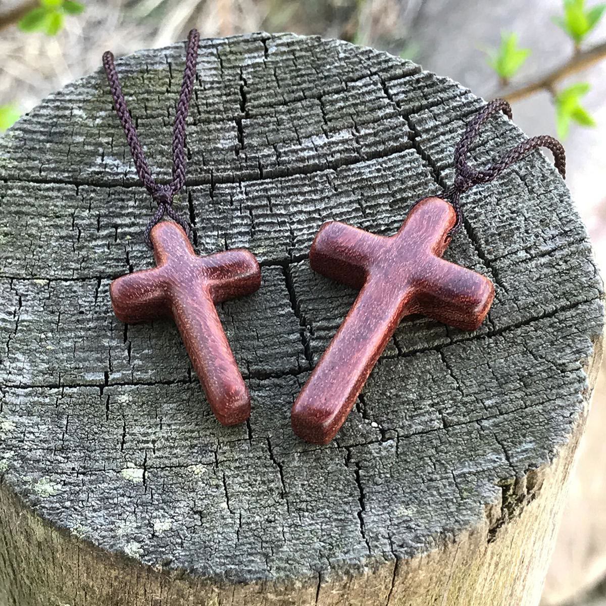Collar de Cruz de Sándalo Rojo Hecho a Mano — Devoción Simple, Uso Diario