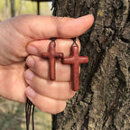 Collar de Cruz de Sándalo Rojo Hecho a Mano — Devoción Simple, Uso Diario