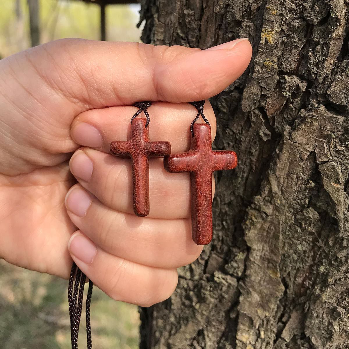 Collar de Cruz de Sándalo Rojo Hecho a Mano — Devoción Simple, Uso Diario