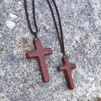 Collar de Cruz de Sándalo Rojo Hecho a Mano — Devoción Simple, Uso Diario