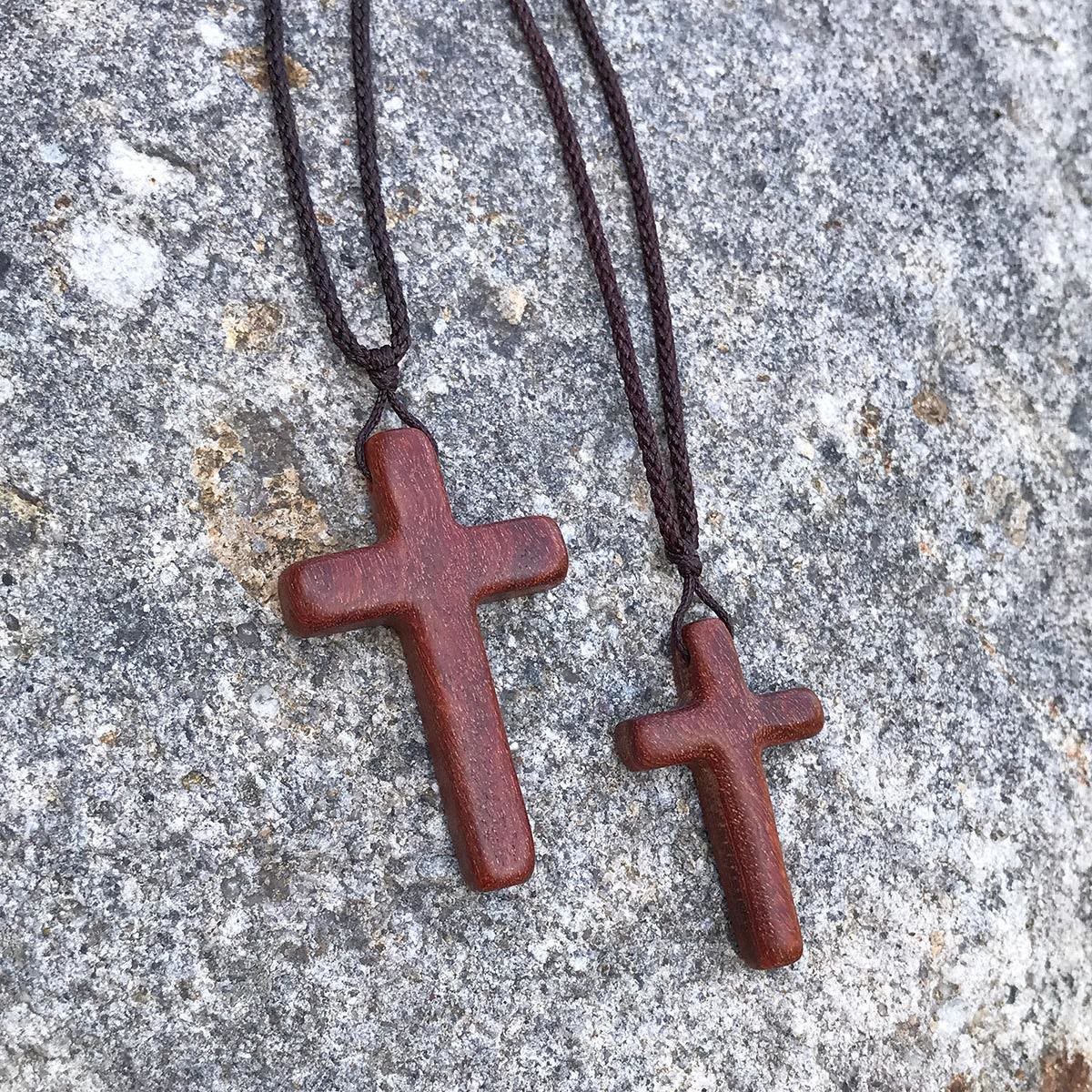 Collar de Cruz de Sándalo Rojo Hecho a Mano — Devoción Simple, Uso Diario