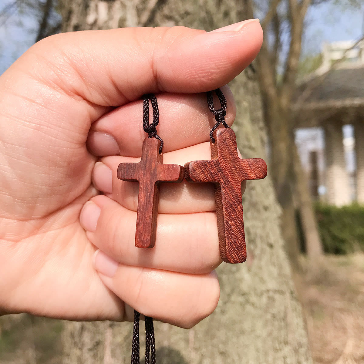 Collar de Cruz de Sándalo Rojo Hecho a Mano — Devoción Simple, Uso Diario