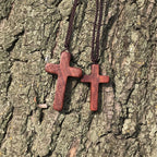 Collar de Cruz de Sándalo Rojo Hecho a Mano — Devoción Simple, Uso Diario