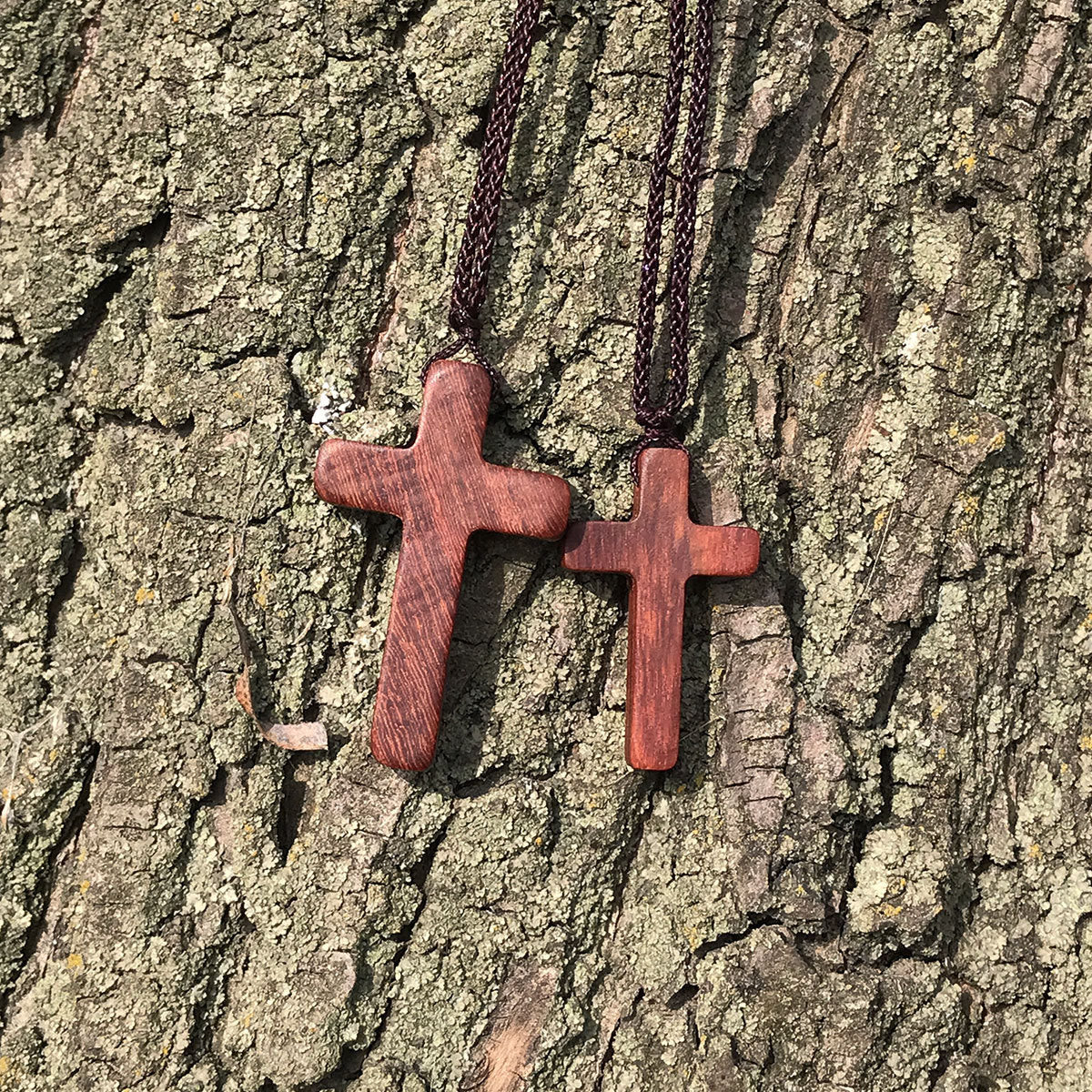 Collar de Cruz de Sándalo Rojo Hecho a Mano — Devoción Simple, Uso Diario