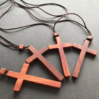 Collar de Cruz de Sándalo Rojo y Verde — Símbolo Natural de Bendición