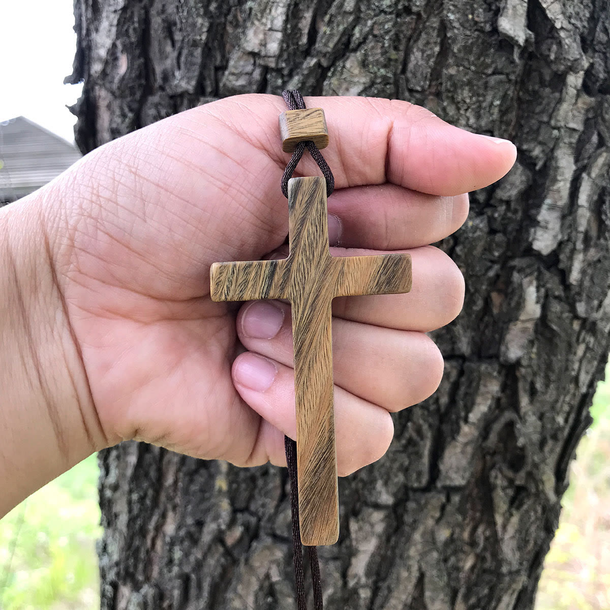 Collar de Cruz de Sándalo Rojo y Verde — Símbolo Natural de Bendición