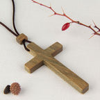 Collar de Cruz de Sándalo Rojo y Verde — Símbolo Natural de Bendición