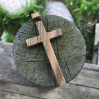 Collar de Cruz de Sándalo Rojo y Verde — Símbolo Natural de Bendición